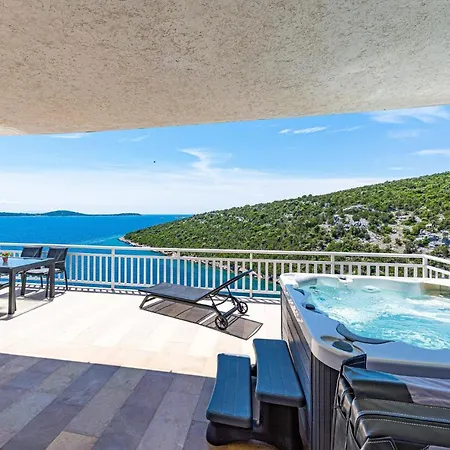 Holiday home Gorgeous In With Jacuzzi