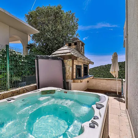 Gorgeous In With Jacuzzi *